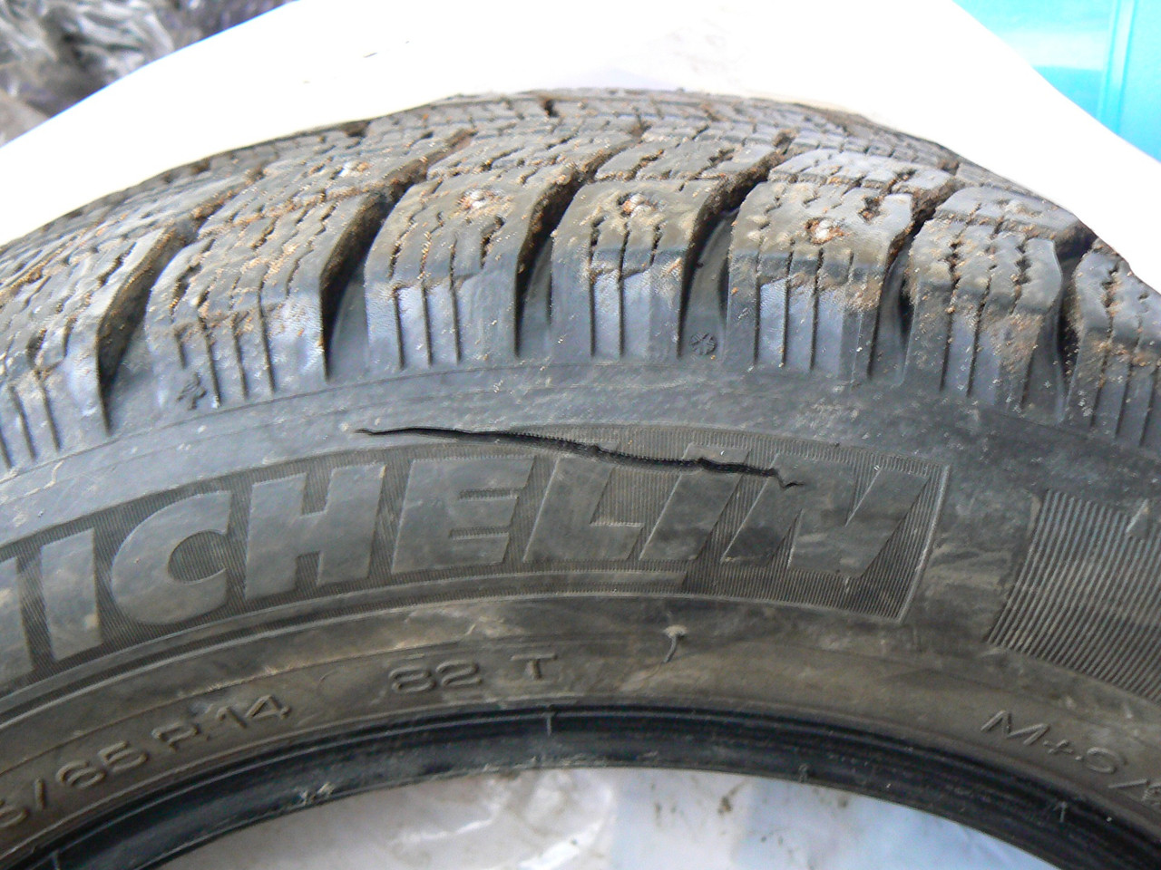 Ремонт бічних порізів на Позняках - Шина отримує другий шанс на життя