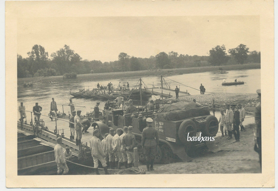 Foto Sd.Kfz bei Flussüberfahrt auf Floß