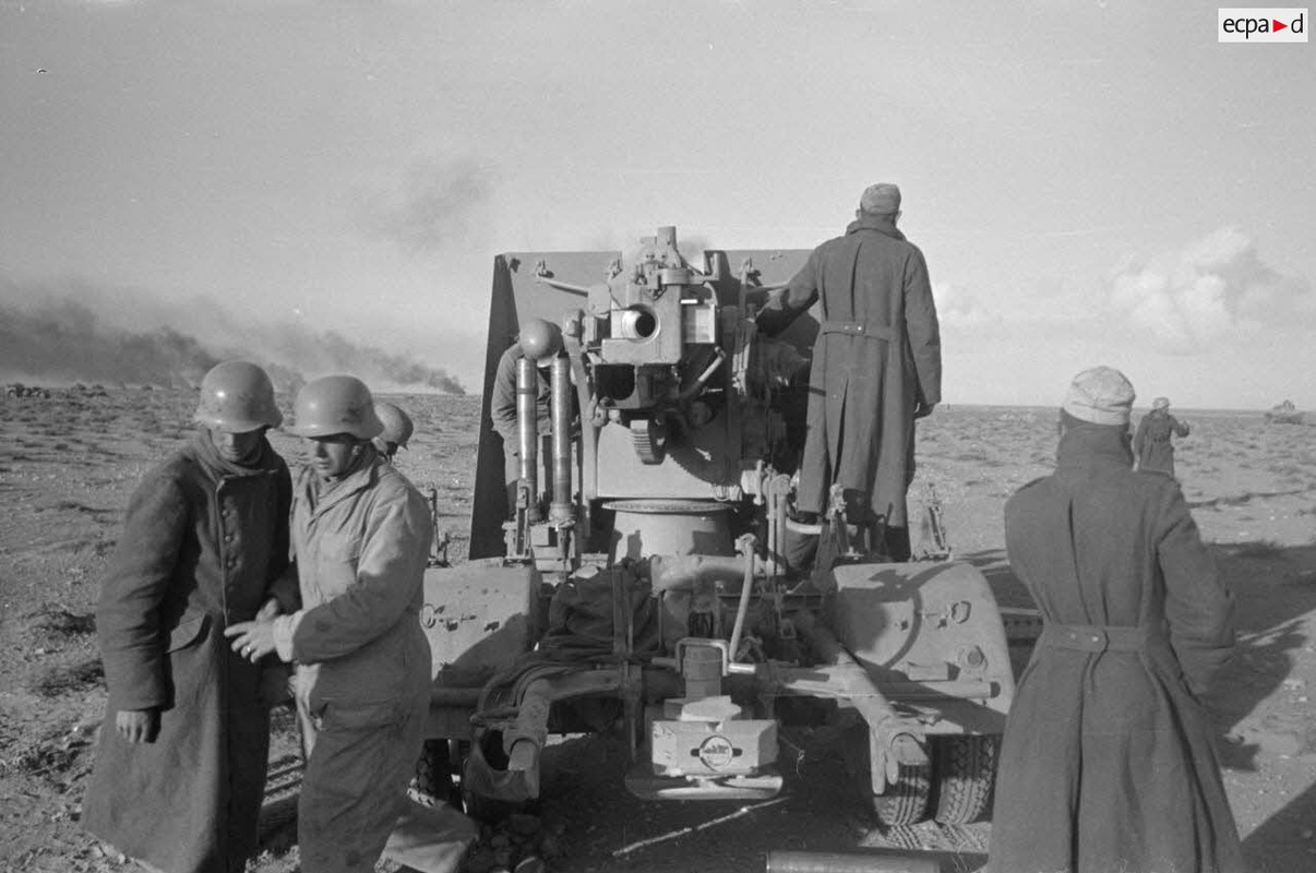 Un canon de 8,8 cm FlaK tire en position, attelée à son avant-train (6)