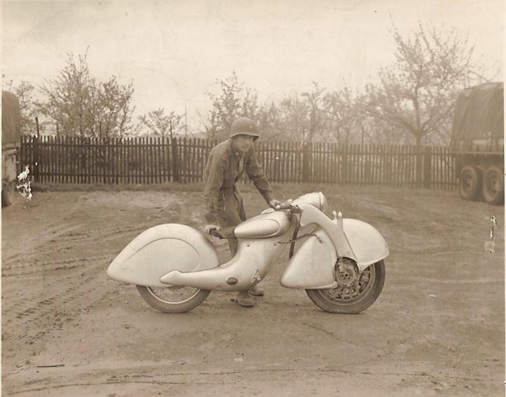 Killinger und Freund Motorrad découvert par les américains