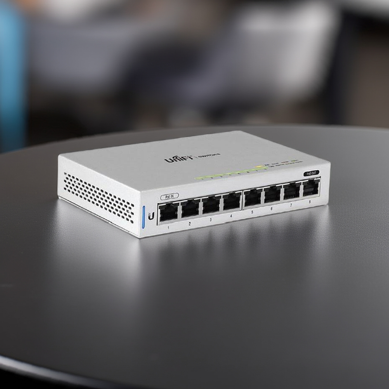 Switch Ubiquiti US-8-60W em um ambiente de escritório