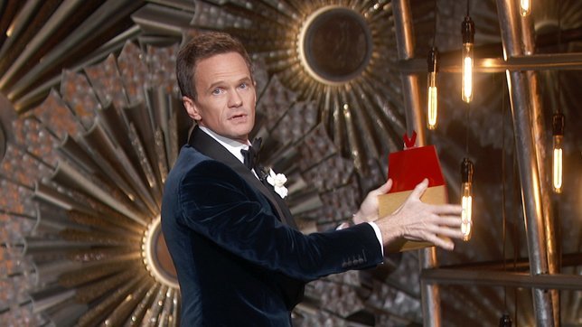 Neil Patrick Harris showing a magic trick at The Oscars