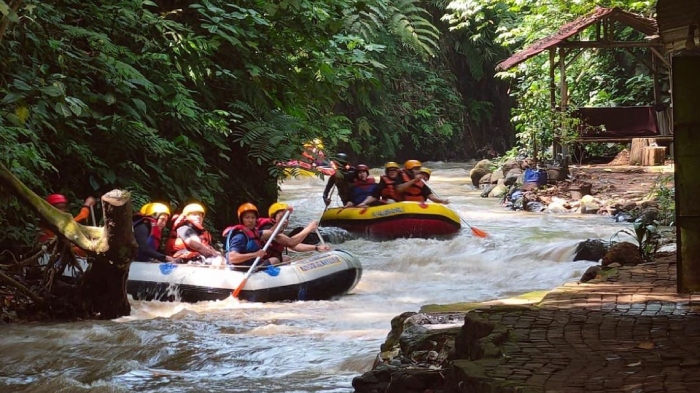 Wisatawan rafting di Kampoeng Air Katulampa, tempat wosata alam di Bogor.