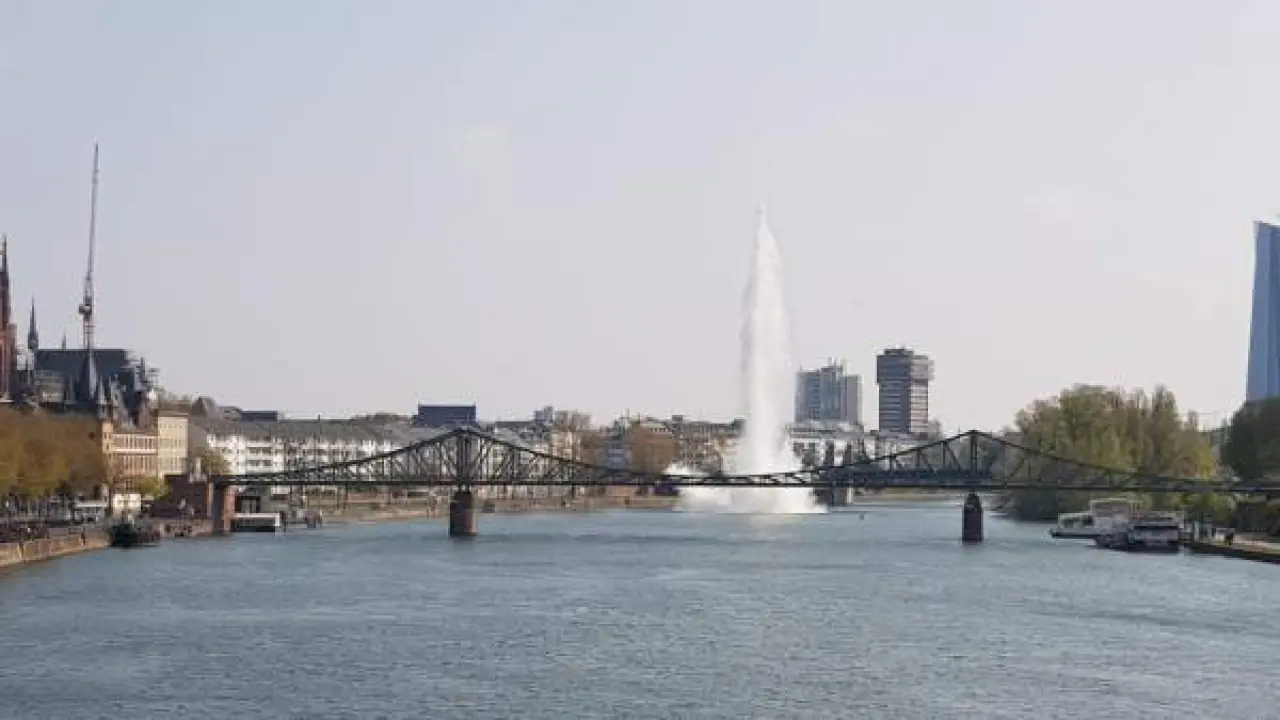 Momento exacto en el que se produjo la detonación controlada de una bomba de la Segunda Guerra Mundial