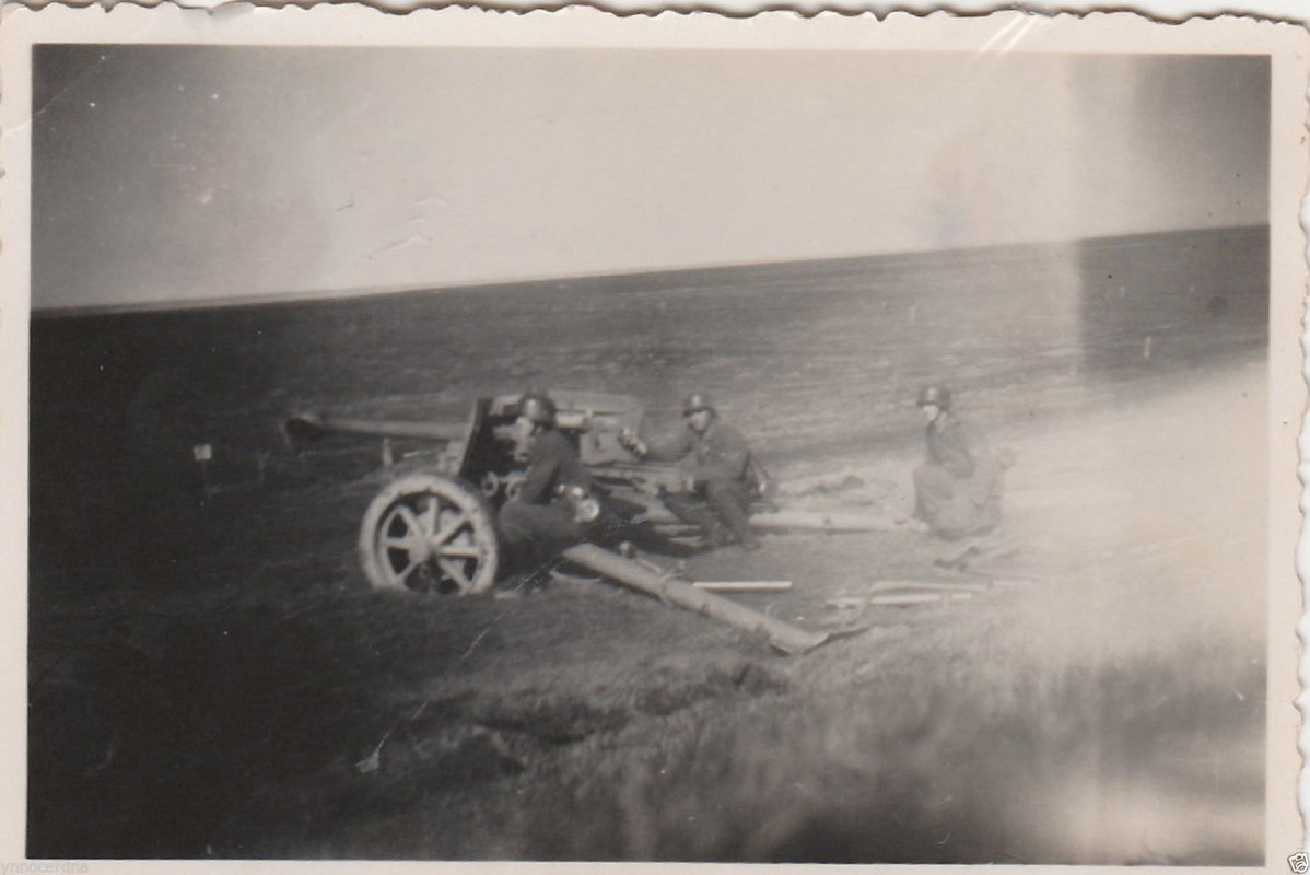 Foto 2 WK Soldaten mit Geschütz Kanone