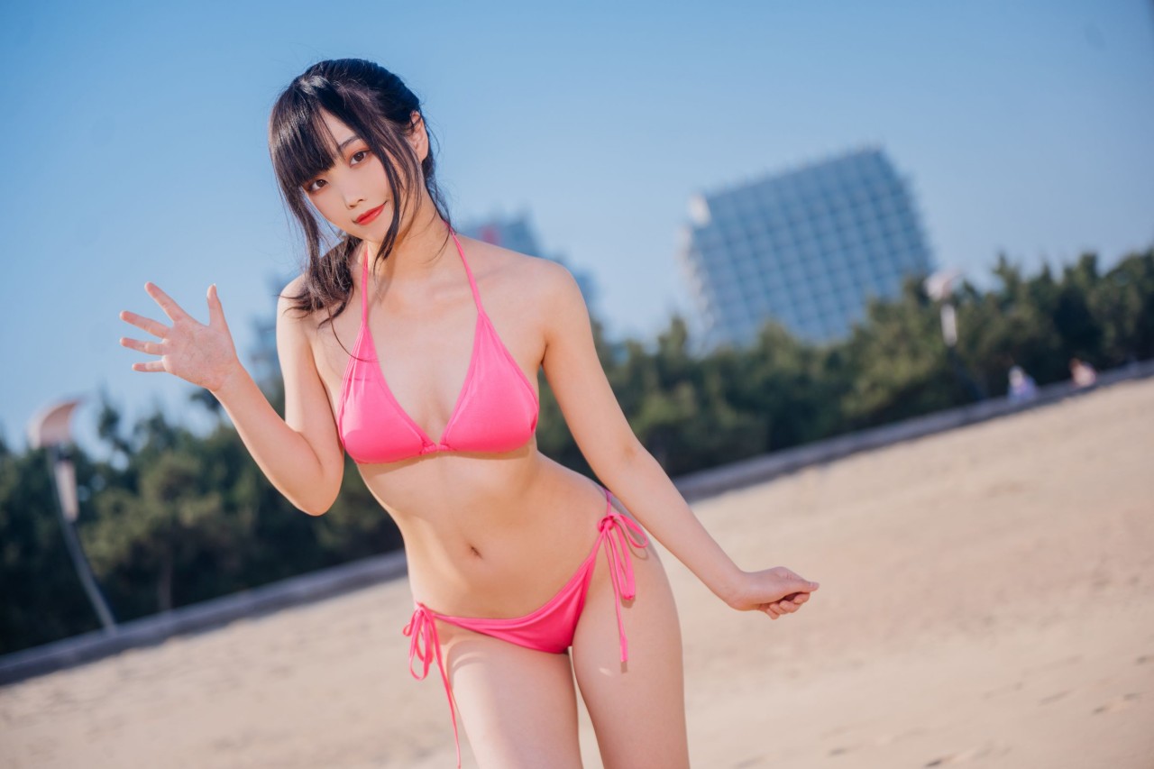 汪知子Cosplay 粉色比基尼写真，沙滩平胸少女