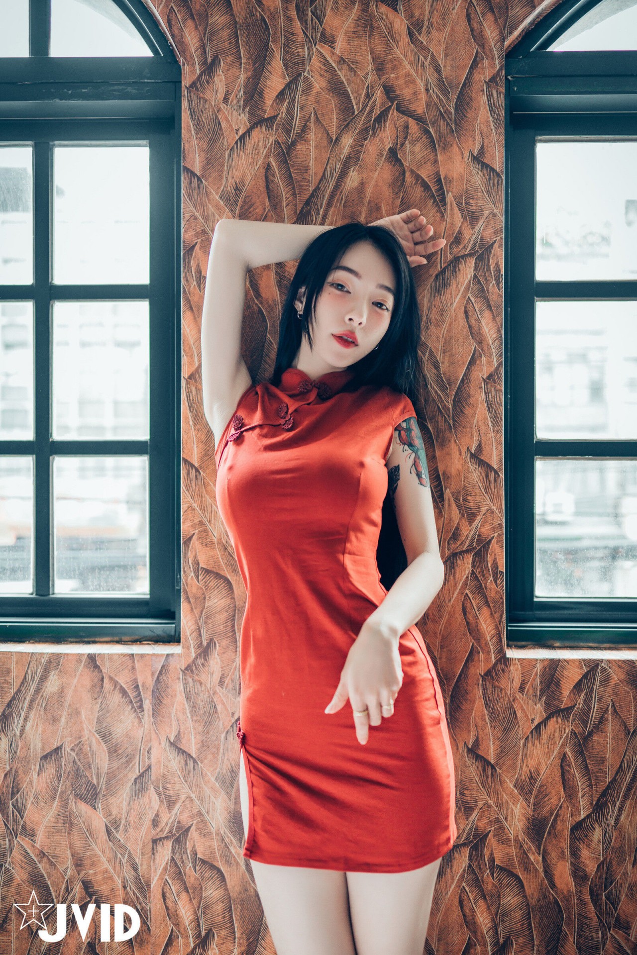 jvid 露出 色色旗袍写真，复古窗边的红衣纹身女孩插图4