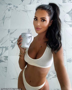 42982900-9578667-Stunning-Yazmin-Oukhellou-sent-temperatures-soaring-as-she-posed-a-63-1620987102913