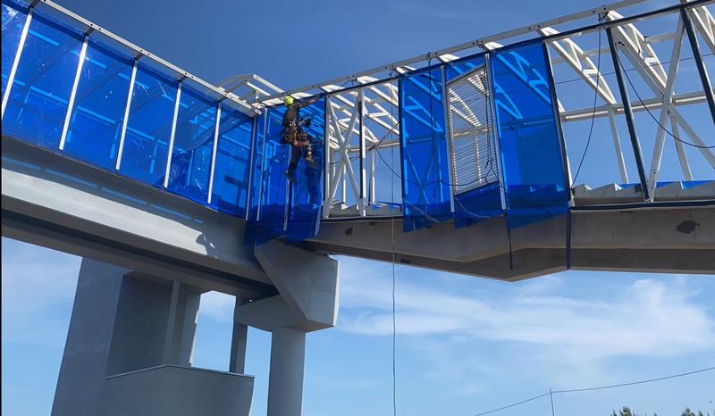 Процесс остекления пешеходного перехода