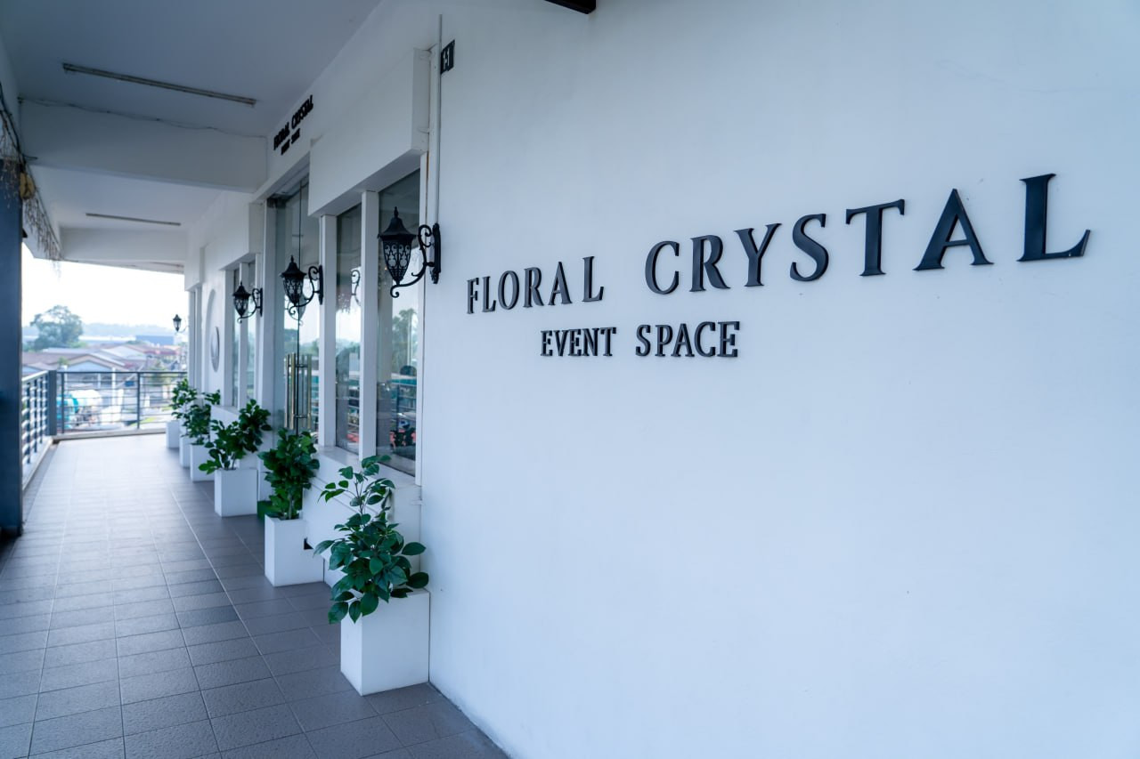 Papan tanda Floral Crystal Event Space