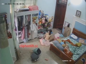 em học sinh thay đồ đi học