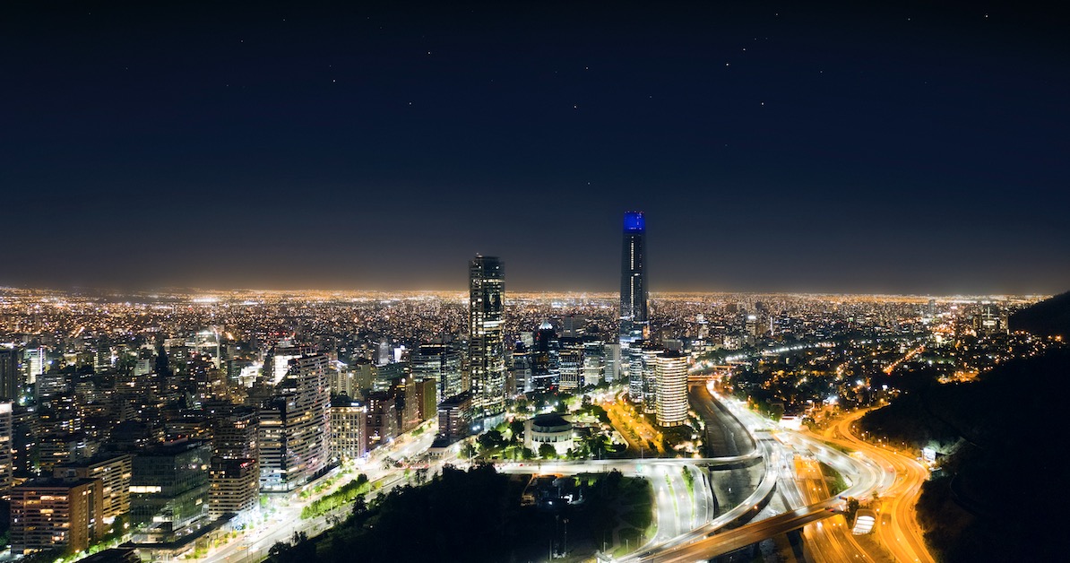 Costanera Center Santiago de Chile de noche — el rascacielos más alto de Latinoamérica