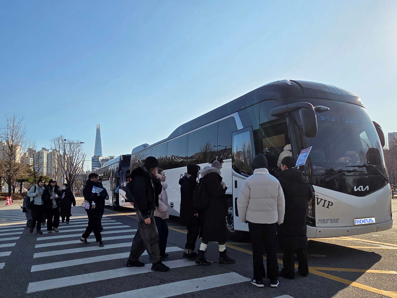 그라운드케이 라이더스 SBS가요대전 셔틀버스 탑승