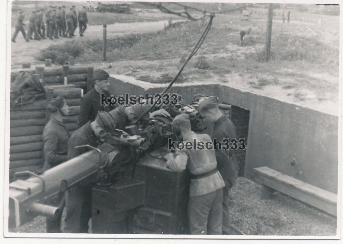 Foto Soldaten der Luftwaffe am Flak Kommandogerät Entfernungsmesser Fernglas ...