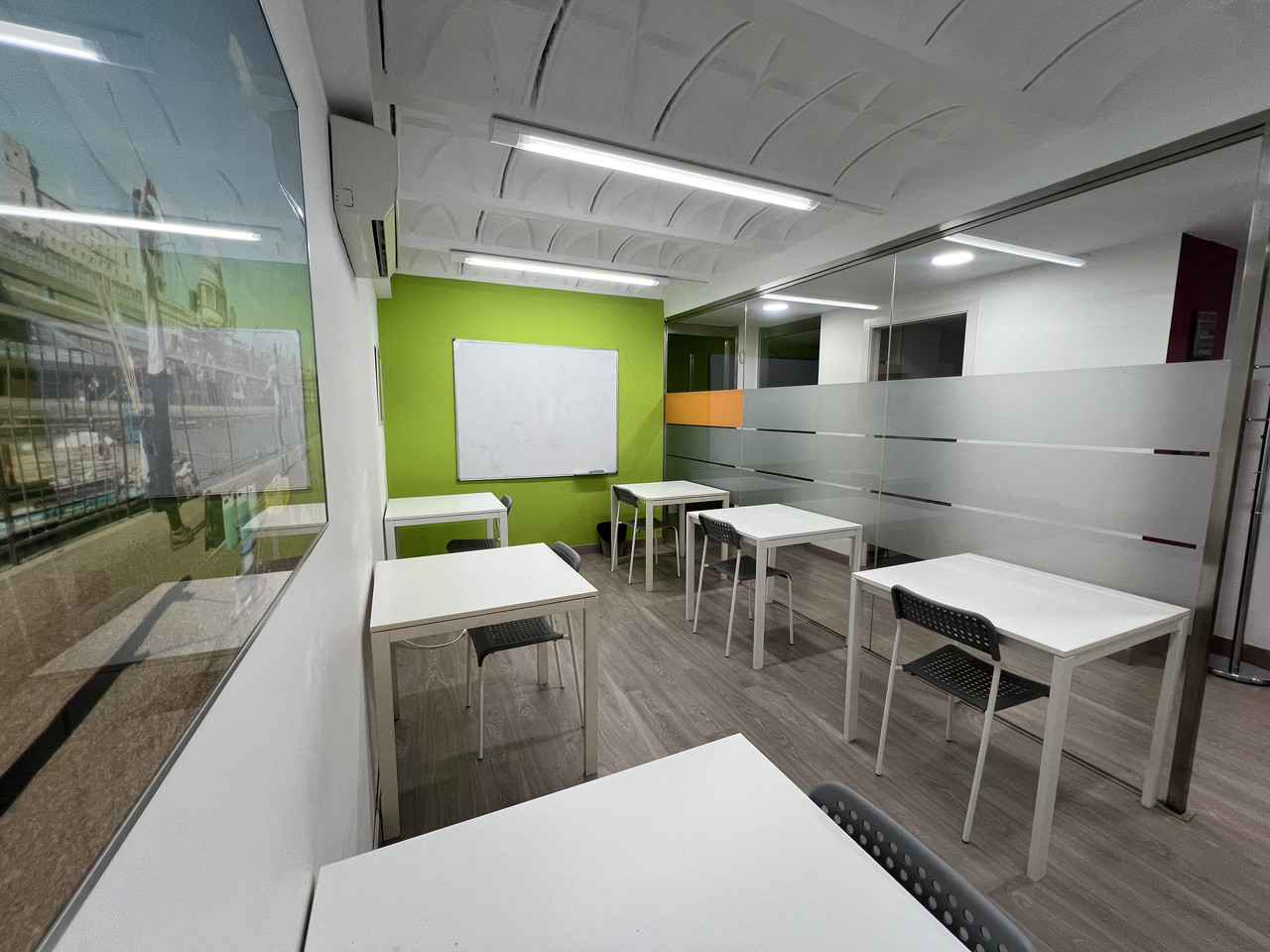 Zona de treball compartit i coworking al centre de Girona.