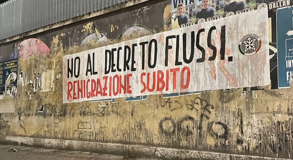 Decreto flussi, protesta CasaPound: striscioni in tutta Italia, “l’unica soluzione è la remigrazione” Decreto flussi, protesta CasaPound: striscioni in tutta Italia, “l’unica soluzione è la remigrazione”