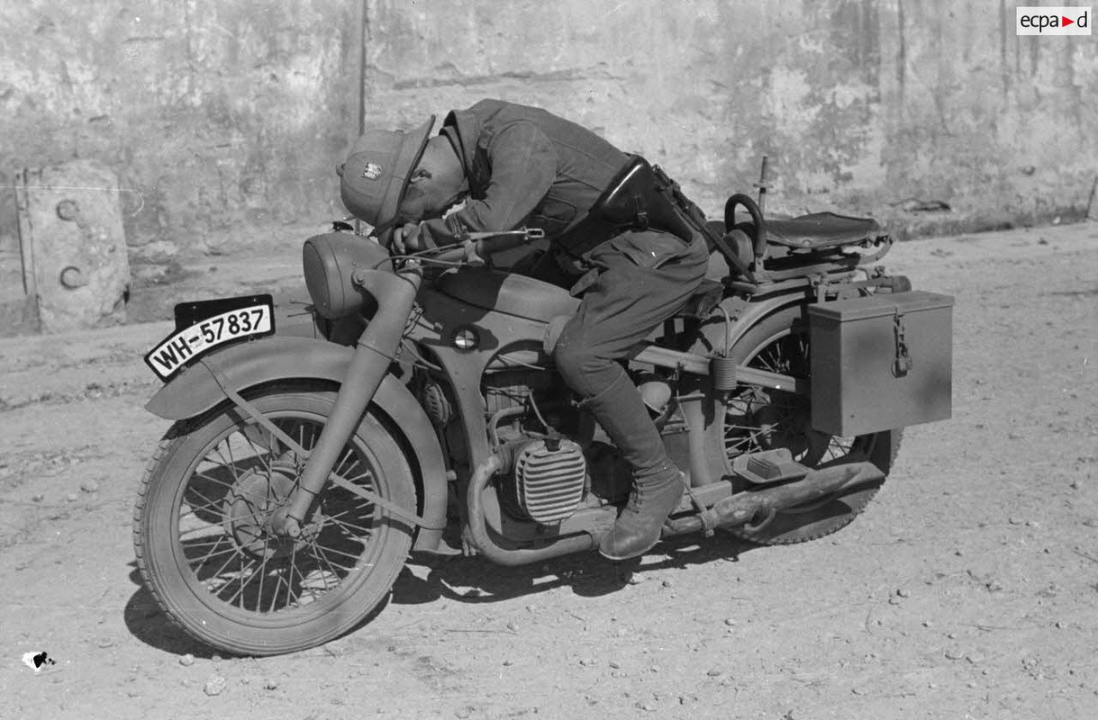 Un side-car BMW affecté à une unité de Feldgendarmerie de l'armée de l'air allemande.1941