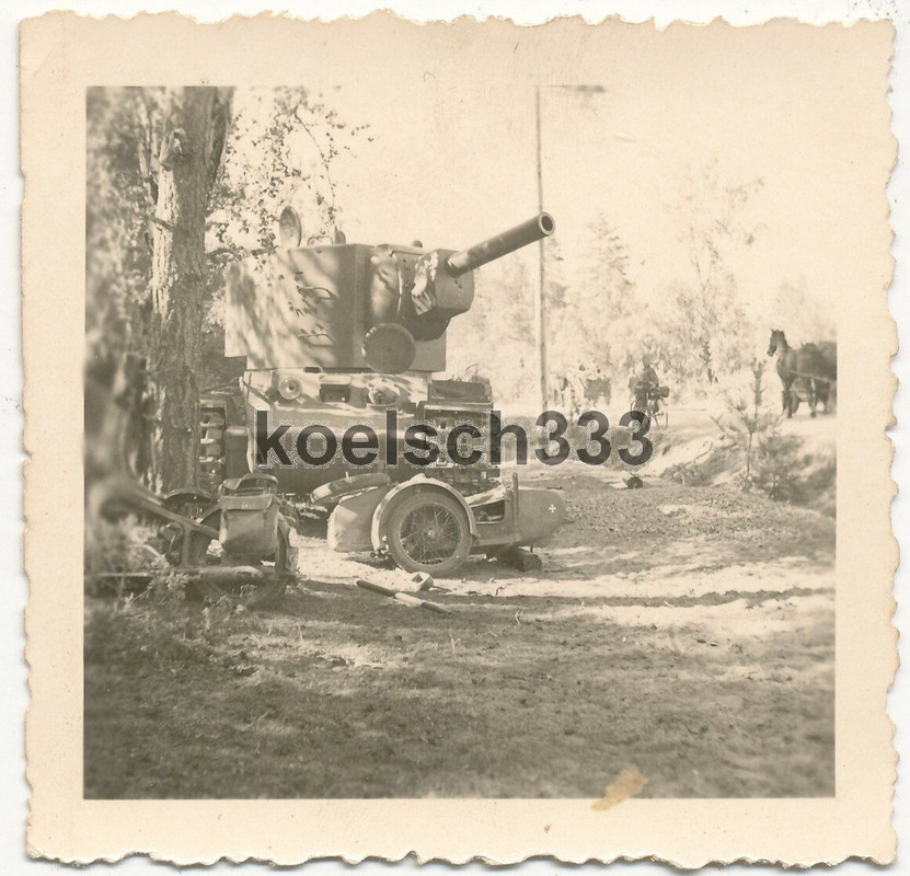 Foto Motorräder der Wehrmacht vor einem russischen KW-II Panzer Giganten Beute !