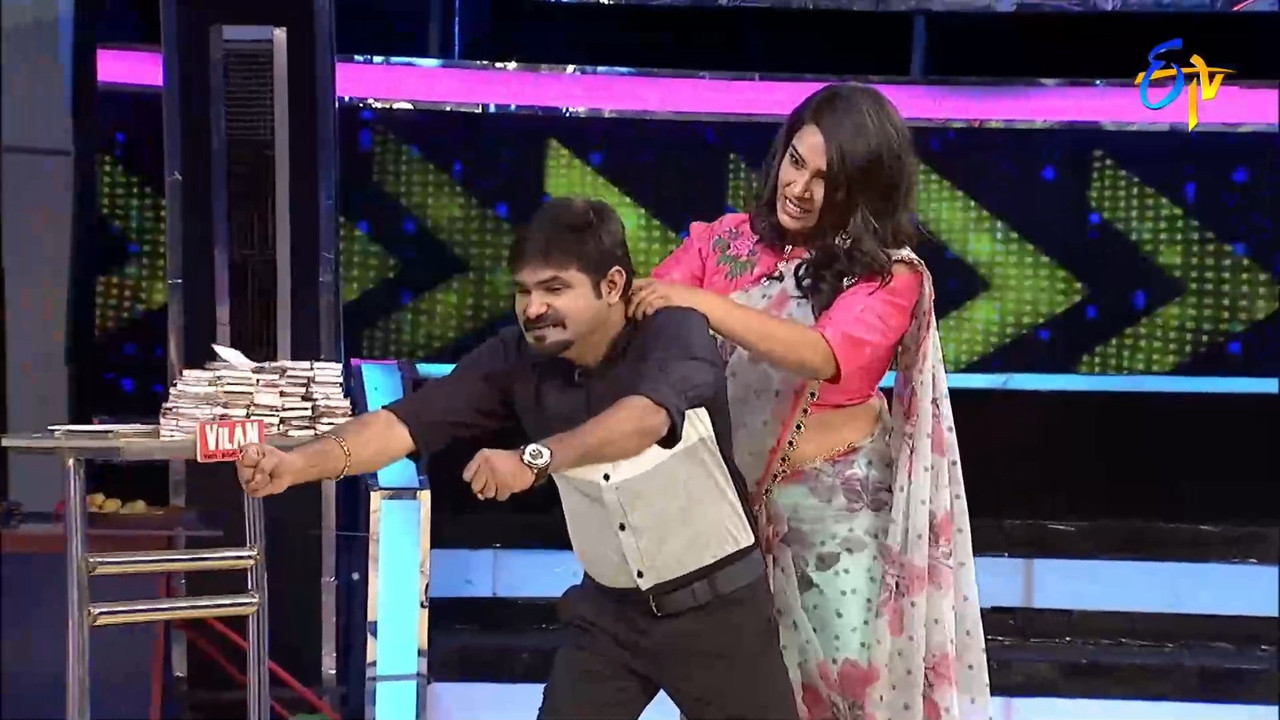 Telugu anchor sexy navel show in saree.mkv_snapshot_00.23.141