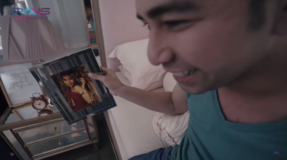 Raffi Ahmad menertawakan foto lama Nagita Slavina