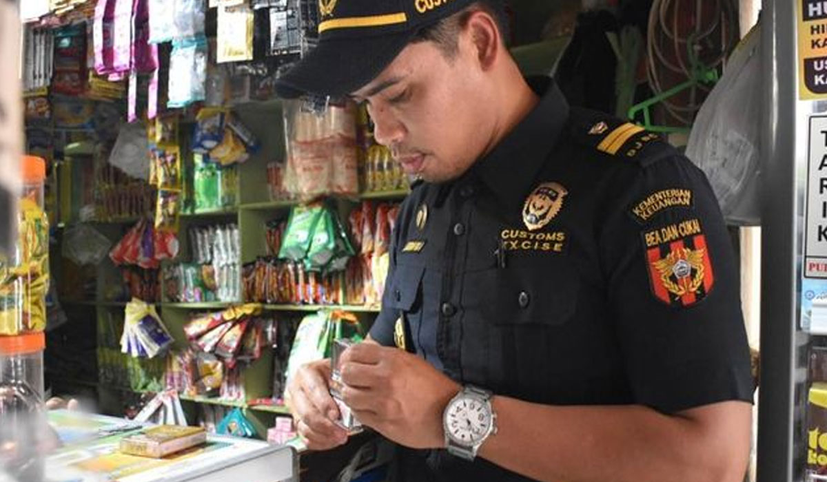 Satpol PP Amankan 500 Batang Rokok Ilegal dari Toko Kelontong di Surabaya!