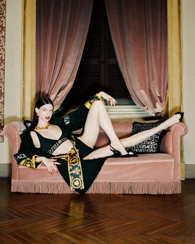 Versace, la campagna Holiday 2022 “A Night at the Opera” Versace, la campagna Holiday 2022 “A Night at the Opera”