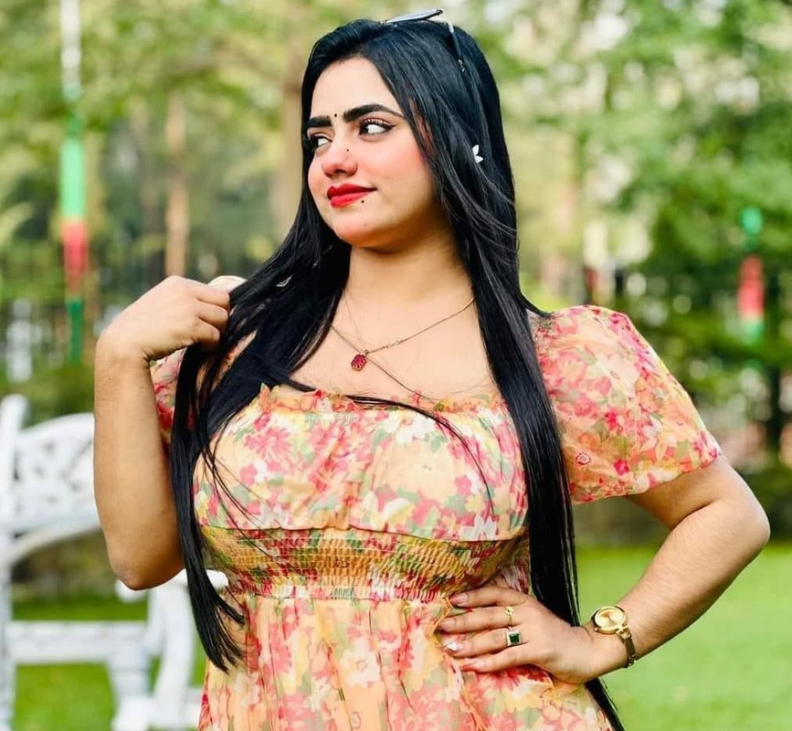 Indian Very Beautiful Model & Influencer Anisha Flashing her ass closeup