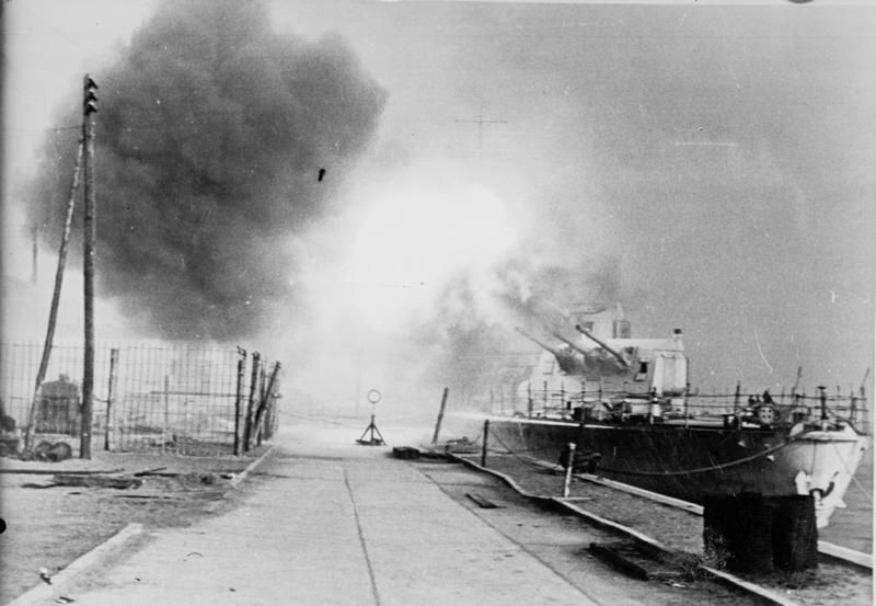 DKM-Leipzig-dispara-contra-las-fuerzas-sovieticas-que-atacan-Gdynia-(entonces-conocida-como-Gotenhaf.jpg