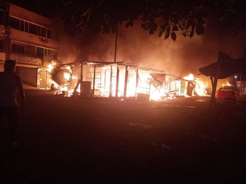 Incendio en mercado de Acapulco consume 50 locales; pudo haber sido provocado