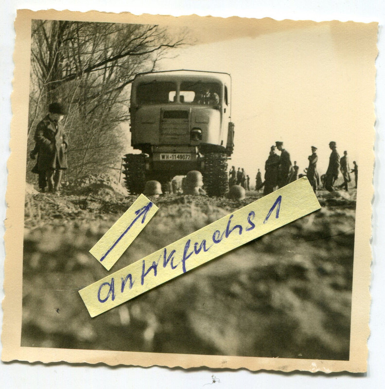 Raupenschlepper-Ost mit WH-1149072 vor WH-Panzerjäger-Graben im 2.WK