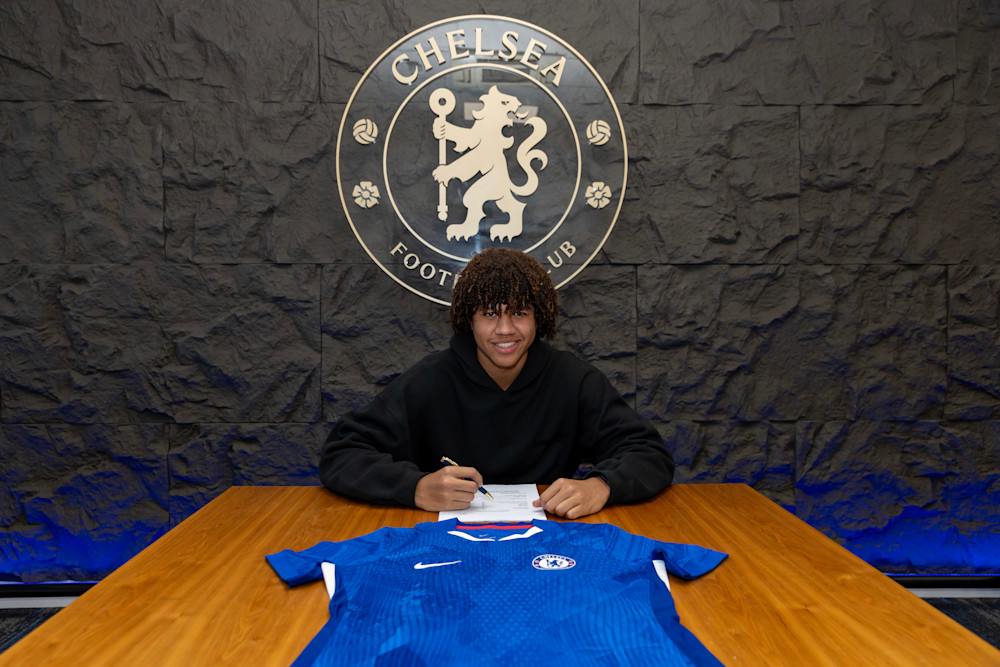 Hall signs his new contract at Cobham