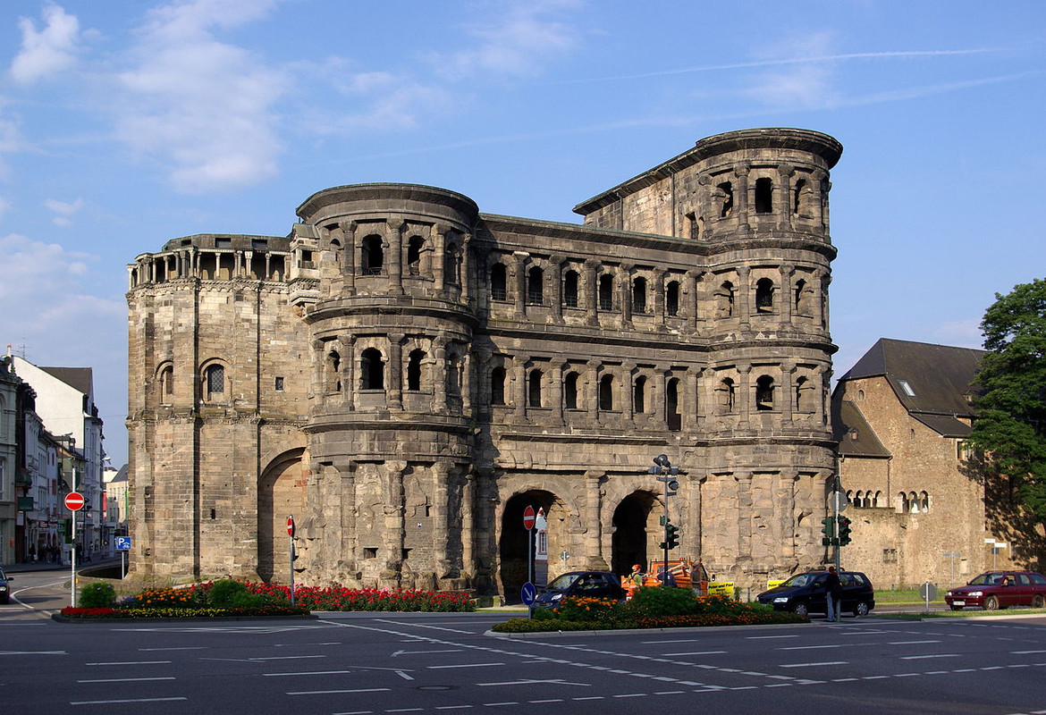 AE3 de Constantino I. VIRTVS AVGG. Puerta de campamento de cuatro torres, puertas abiertas. Arles.  1280px-Trier-Porta-Nigra-BW-1