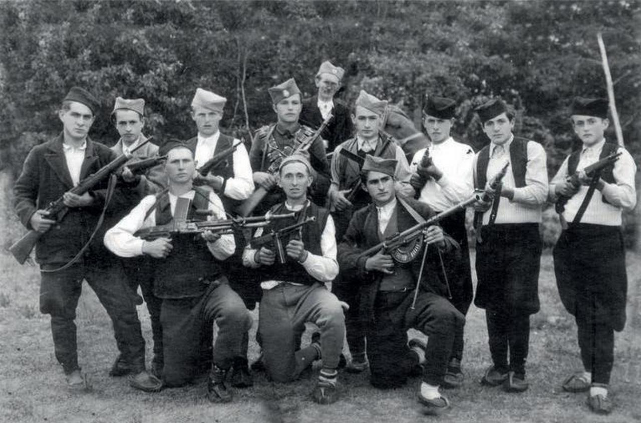 [Слика: Milutin-Pantovic-sa-regrutima-Crnogorske-brigade.jpg]