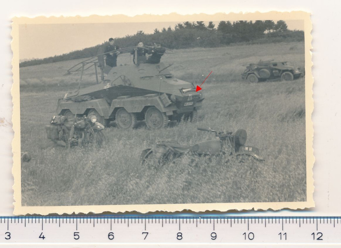 2.WK Panzersoldaten auf Aufklärungspanzer Kennun