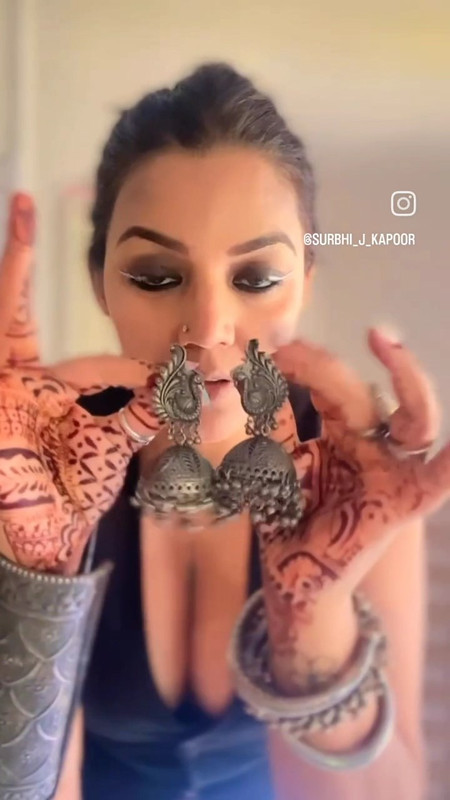 bengali lady big boobs and cleavage in black blouse and yellow saree.mp4_snapshot_00.21.665