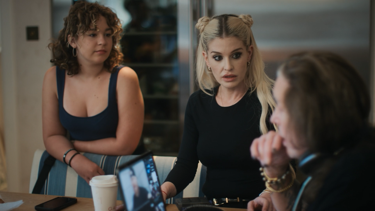 mpv-shot_Sharon.and.Ozzy.Osbourne.Coming.Home.2025.1080p.AMZN.WEB-DL.AVC-Нечипорук_00_53_42_0010