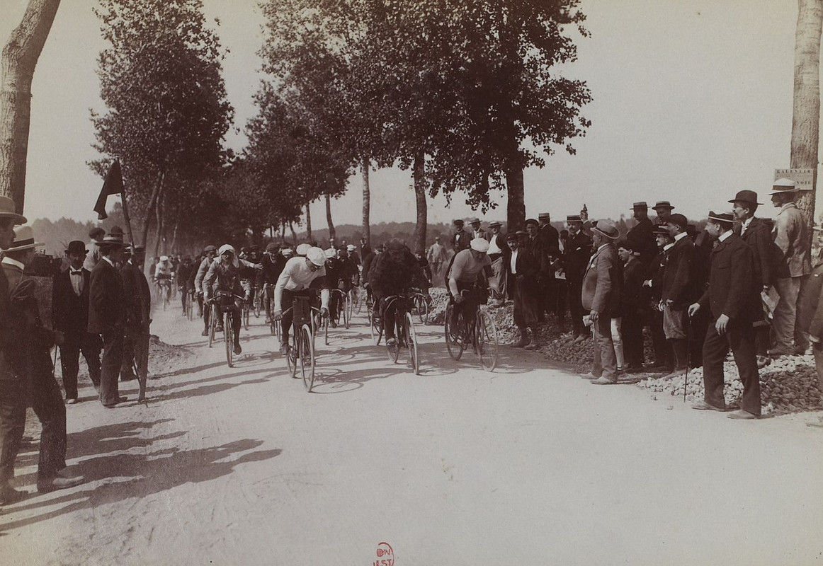 1280px-Départ_de_la_première_étape_du_premier_Tour_de_France_(Vi