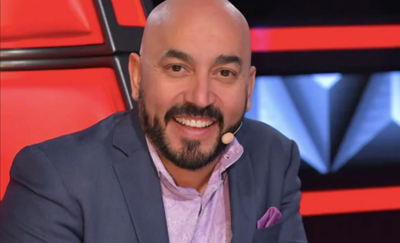 Lupillo Rivera protagoniza acalorado beso con famosa conductora
