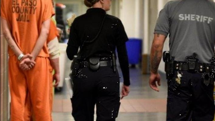 Detiene Sheriff a hombre que se paseaba con arma de asalto en El Paso