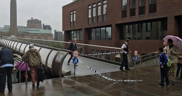 Cierran el Millennium Bridge al encontrar una bomba de la Segunda Guerra Mundial