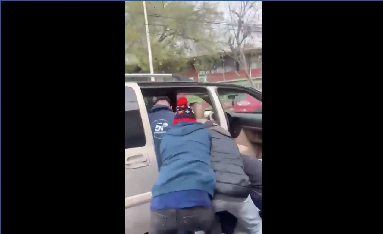 Hombres “secuestran” a un estudiante en una secundaria en Nuevo León (Video)