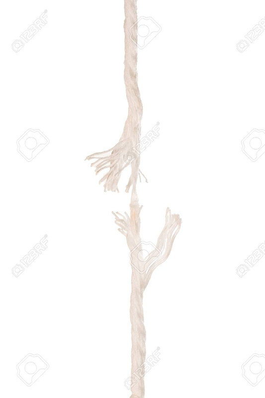 56227840-corde-a-été-coupée-presque-absente-isolé-sur-blanc