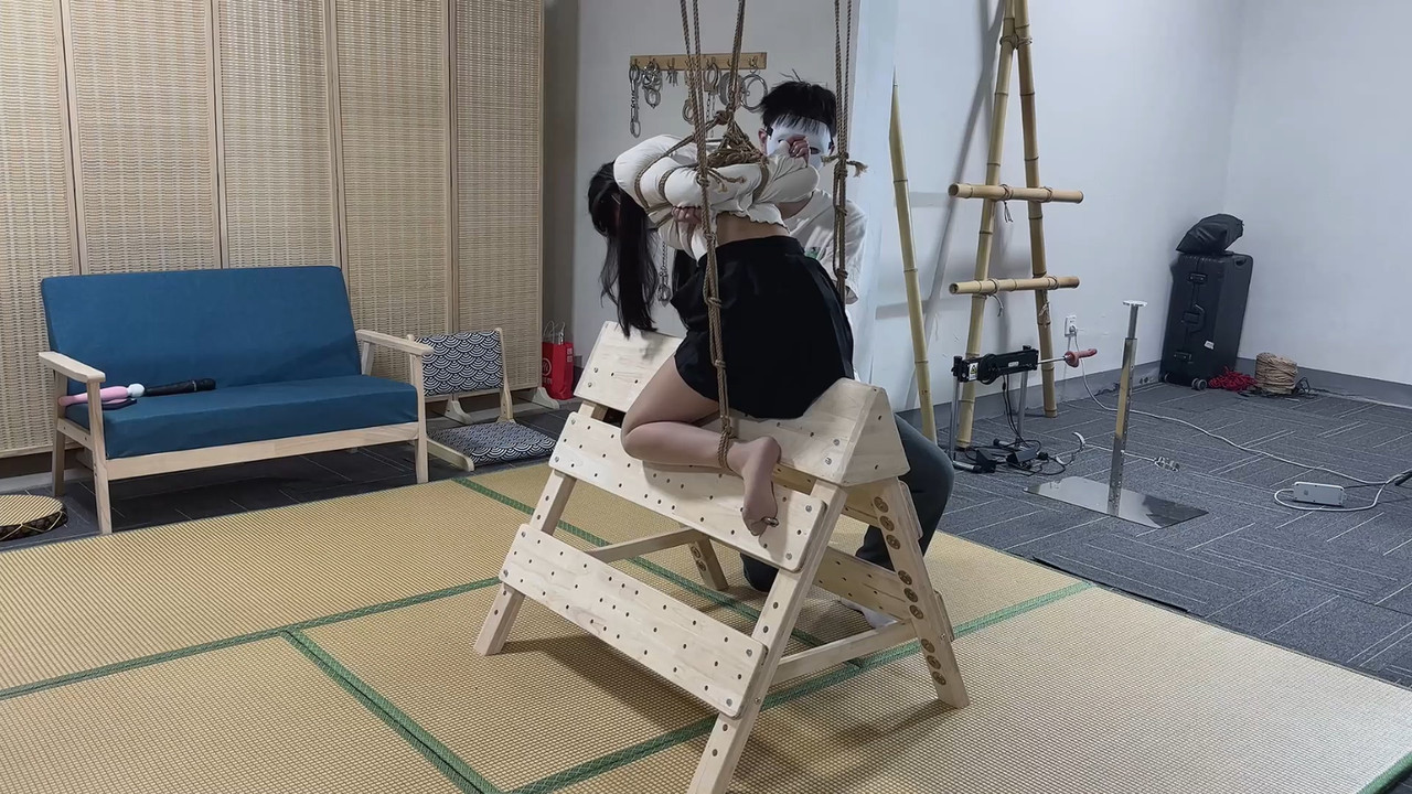 涵涵 木马吊缚责罚.mp4_20230428_090159.614