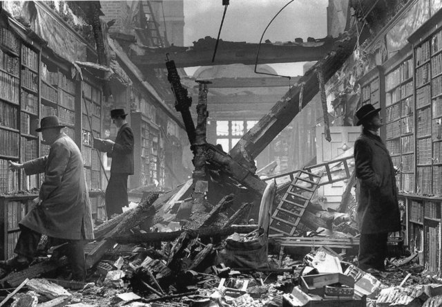 https://i.postimg.cc/m2c4kb0X/Holland-House-Library-Blitz1940-jpg.jpg