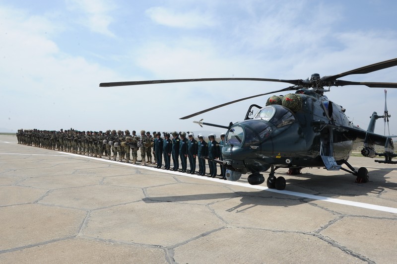 Azeri-Mi-35-M-BG-Pilots.jpg