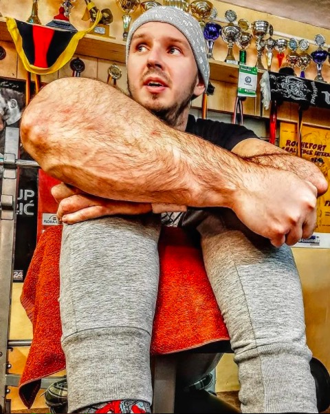 Hellboy alemán se viraliza, tiene un brazo más grande y es campeón de vencidas