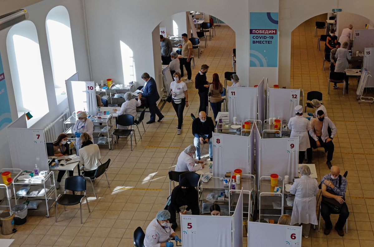 Moscú cierra parcialmente mientras Rusia registra casos récord de COVID-19