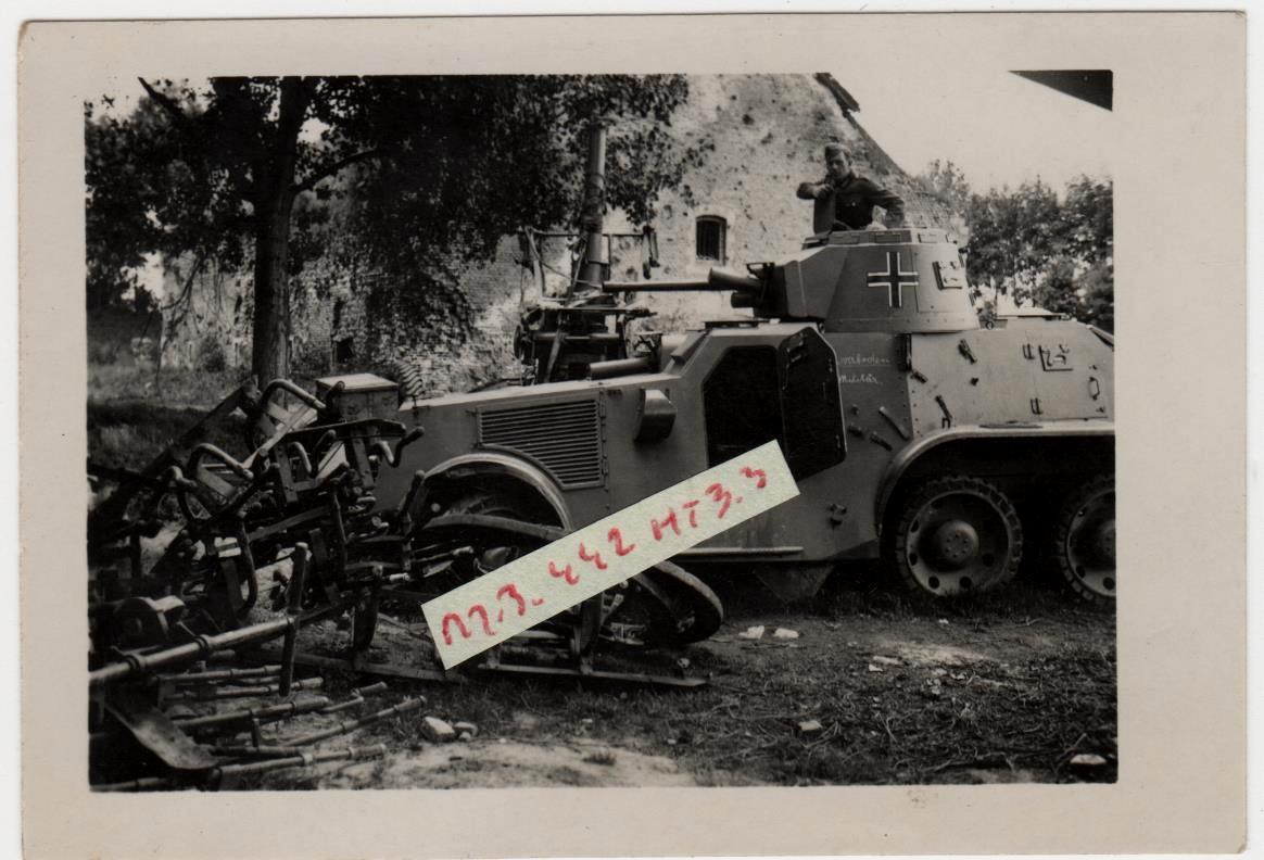 Photo Beute holländischer Panzerspähwagen   Pant