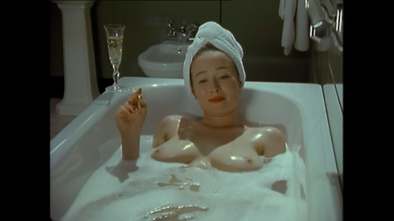 cap_The Camomile Lawn S01E02 1080p (moviesbyrizzo upl)_00_08_08_07