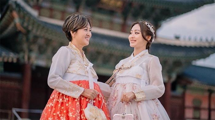 Natasha Wilona mengenakan hanbok bersama ibunda.